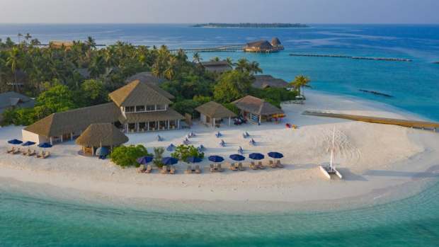 Guests can choose from 38 castaway-chic beach villas or 42 equally luxurious overwater villas.(Emerald Faarufushi Resort & Spa)