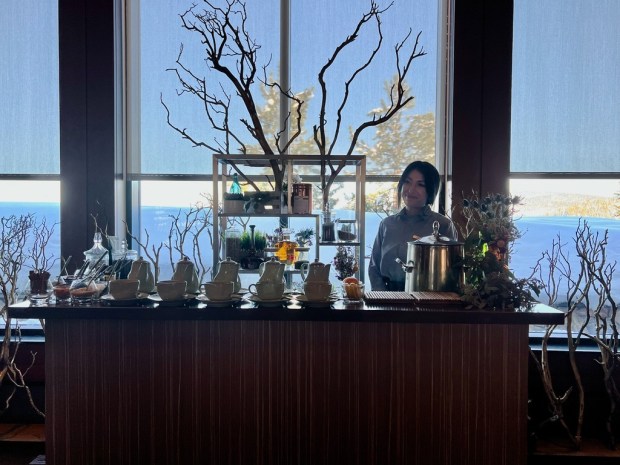 A Hot Herbology bar at the Ritz-Carlton Lake Tahoe soothes body and soul with custom tea creations. (Courtesy Nora Heston Tarte)