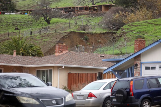 A large section of eroded hillside along Faircliff Street on Sunday, January 15, 2023, in Hayward, Calif. A Saturday afternoon mudslide rendered at least one home uninhabitable. (Aric Crabb/Bay Area News Group)
